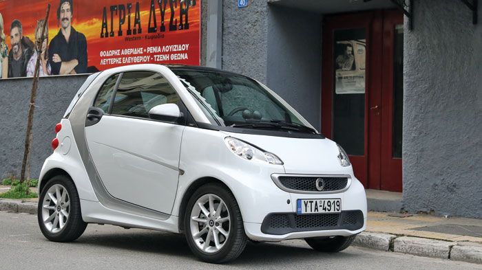 To smart fortwo coupe είναι μια κατηγορία μόνο του, αφού είναι το μικρότερο σε μήκος μοντέλο παραγωγής, γεγονός που του χαρίζει ιδιαίτερη ευελιξία μέσ